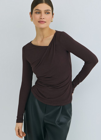 Лонгслив с драпировкой и асимметричным вырезом