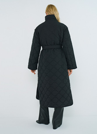 Длинное стёганое пальто с поясом