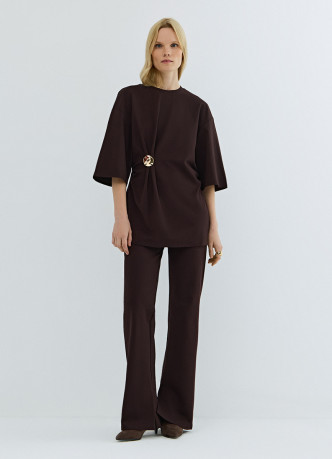 Футболка с брошью