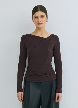 Лонгслив с драпировкой и асимметричным вырезом