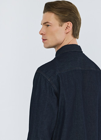 Джинсовая рубашка на пуговицах