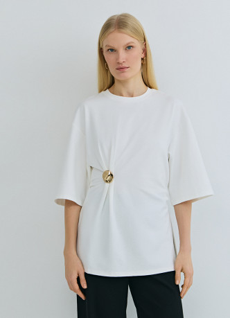 Футболка с брошью