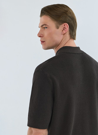 Поло из текстурной ткани с молнией