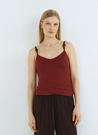 Трикотажный топ с бусами