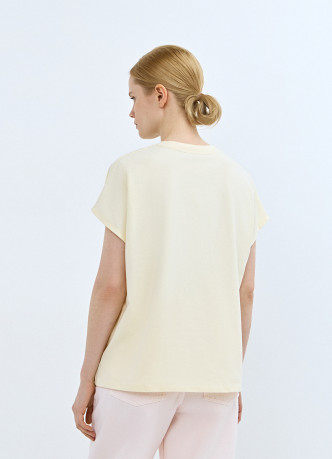 Футболка со спущенным плечом