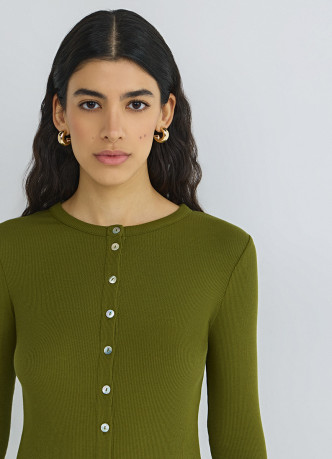 Приталенный лонгслив на пуговицах