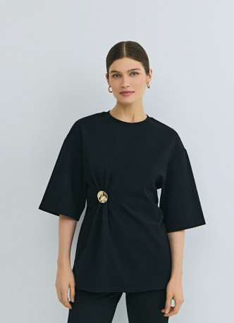 Футболка с брошью