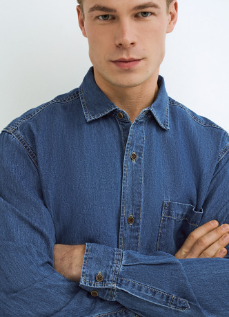 Джинсовая рубашка на пуговицах