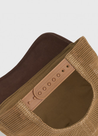 Бейсболка с вышивкой и сеткой