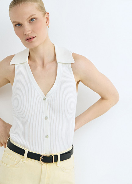 Трикотажный жилет в рубчик с воротником, Белый