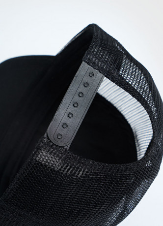 Бейсболка с резиновым патчем и сеткой