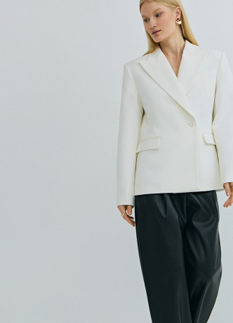 Приталенный двубортный жакет