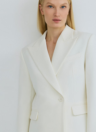 Приталенный двубортный жакет