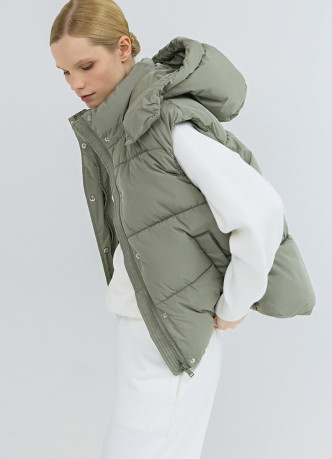 Жилетка с капюшоном