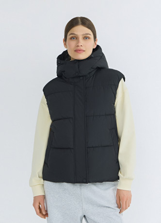 Утеплённый жилет с капюшоном