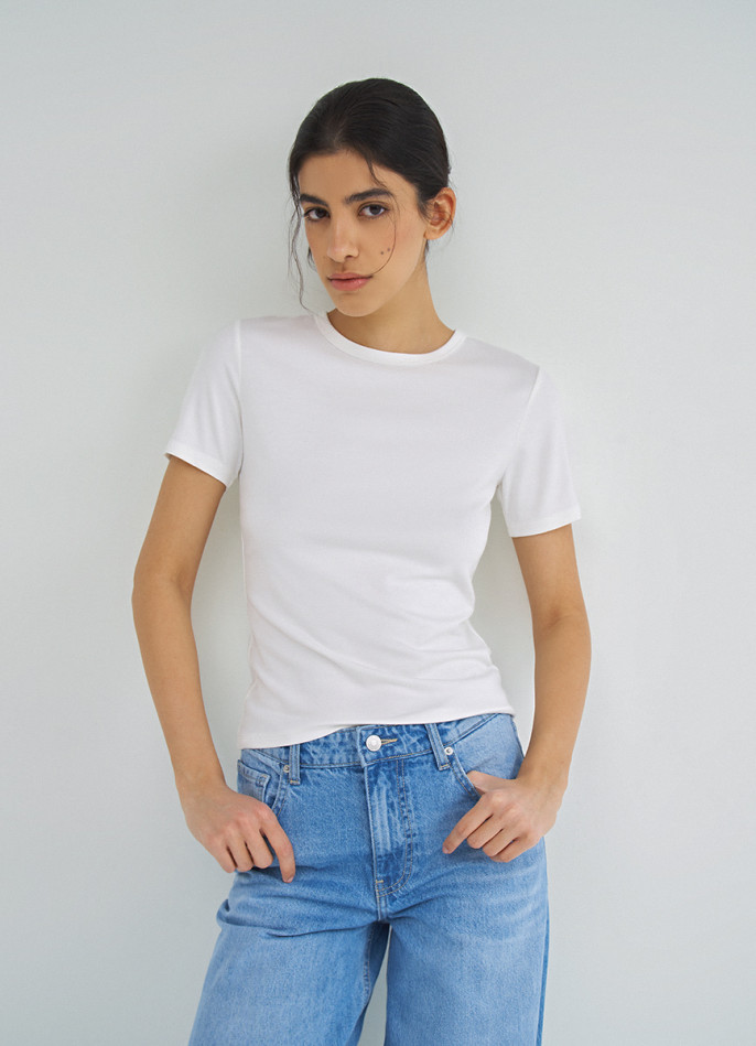 Приталенная футболка в рубчик